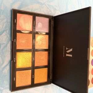 I’m selling Morphe multi highlighter.